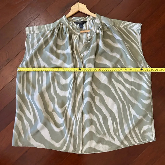 Banana Republic 100% Silk Top Size M button down cap sleeve green beige like new - Picture 5 of 7